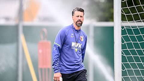 Sandro Wagner leitet sein erstes Training beim FC Augsburg.