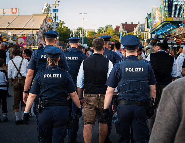Ein junger Mann wird von Polizisten zum Ausgang begleitet. Er hatte einen Zeltverweis nicht akzeptieren wollen. Ein junger Mann wird von Polizisten zum Ausgang begleitet. Er hatte einen Zeltverweis nicht akzeptieren wollen.