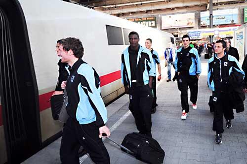 Abreise nach Paderborn: Die Löwen besteigen den Zug