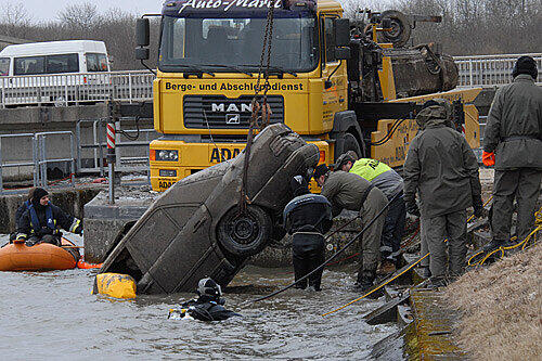 Neun Jahre nach dem Verschwinden des 52-jährigen Bauern wird das Auto mitsamt seiner Leiche im März 2009 nahe der Donau-Staustufe bei Bergheim geborgen.