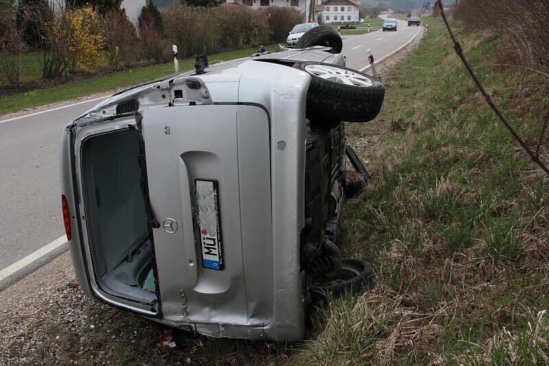 Bei Mitterbuchbach ist am Donnerstag ein Autofahrer mit seinem Mercedes von der Straße abgekommen und hat sich dabei überschlagen. Der Mann musste verletzt ins Krankenhaus eingeliefert werden, am Auto entstand ein Totalschaden.