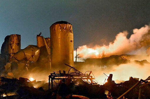 Die Explosion geschah am Abend in der Stadt West in der Nähe von
Waco in Osttexas. CBS zufolge schossen gewaltige Stichflammen in den
Himmel. Die Fabrik sei total zerstört.