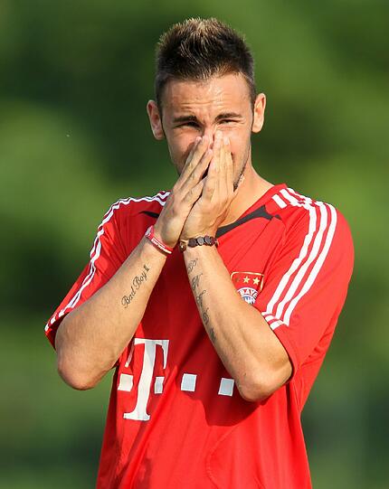 Diego Contento - Der Bad BoyWas hat er? Anfangsbuchstaben links auf dem Arm. Rechts: &bdquo;Bad Boy II&ldquo;. Jesus und den Spruch &bdquo;Deo juvante&ldquo; (Mit Gottes Hilfe) auf der Wade.
Was bedeuten sie? Die Buchstaben stehen für seine Eltern und Diego (nach Vorbild Maradona). &bdquo;Bad Boy&ldquo; (böser Junge) ist für einen Kumpel.
Das sagt der Experte: &bdquo;Die verwendeten Computerschriften sind kalligraphisch nicht sehr anspruchsvoll. Wer&rsquo;s mag...