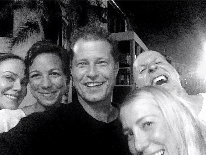 Schauspieler Til Schweiger (Mitte) genoss einen schönen Abend auf Mallorca, unter anderem mit Kollegin Sonja Kirchberger (l.)
