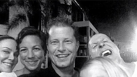 Schauspieler Til Schweiger (Mitte) genoss einen schönen Abend auf Mallorca, unter anderem mit Kollegin Sonja Kirchberger (l.)