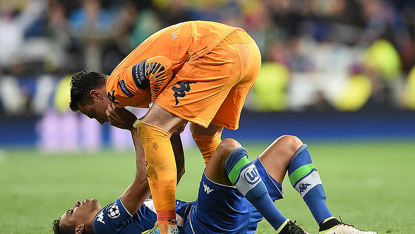 Diego Benagli tröstet Luiz Gustavo nach der bitteren Niederlage gegen Real Madrid. Diego Benagli tröstet Luiz Gustavo nach der bitteren Niederlage gegen Real Madrid.
