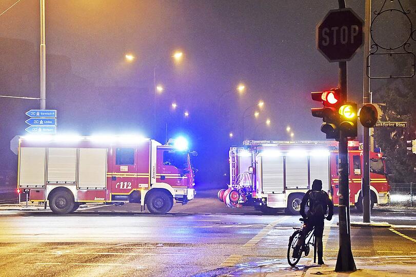 Auf dem BMW-Gelände wurde eine Fliegerbombe gefunden. Wegen der Entschärfung der Bombe mussten zahlreiche Straßen gesperrt werden. Erst um 1 Uhr in der früh konnten sie wieder freigegeben werden.