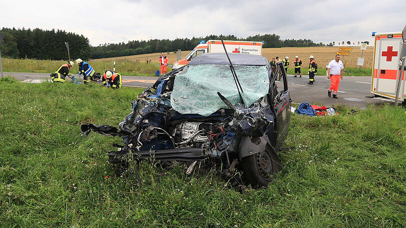 Bei dem schweren Unfall mit einem Golf wurde der Sprinter in mehrere Teile gerissen.