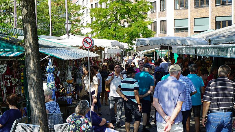 Auf dem Viktualienmarkt wird auch an sonnigen Tagen viel gekauft.