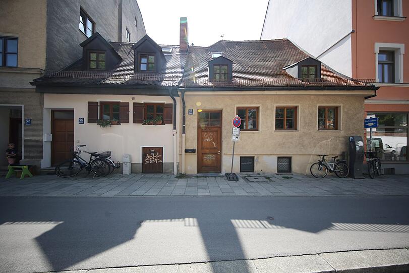 Herrlich windschief &ndash; und unter Denkmalschutz: alte Herbergshäuschen in der Kirchenstraße.