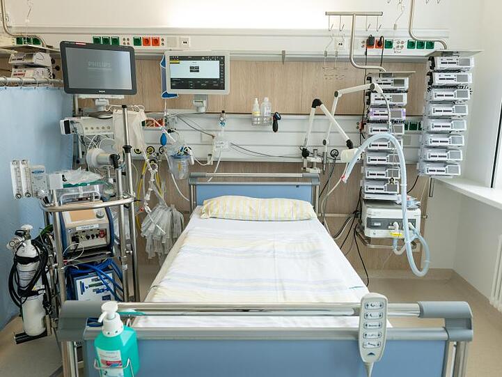 Ein Intesivbett auf einer Intensivstation eines Klinikums. Foto: Ronald Bonss/dpa-Zentralbild/dpa/Symbolbild