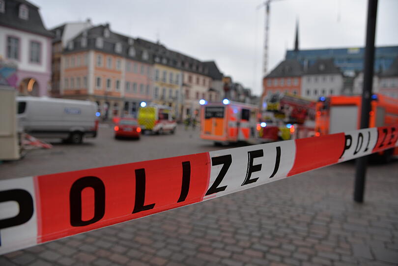 Ein Absperrband der Polizei nahe der Fußgängerzone, in der ein Auto mehrere Menschen erfasst und nach ersten Erkenntnissen zwei von ihnen tödlich verletzt hat.