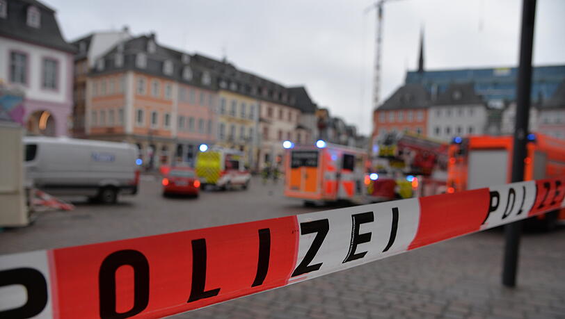 Ein Absperrband der Polizei nahe der Fußgängerzone, in der ein Auto mehrere Menschen erfasst und nach ersten Erkenntnissen zwei von ihnen tödlich verletzt hat. Ein Absperrband der Polizei nahe der Fußgängerzone, in der ein Auto mehrere Menschen erfasst und nach ersten Erkenntnissen zwei von ihnen tödlich verletzt hat.