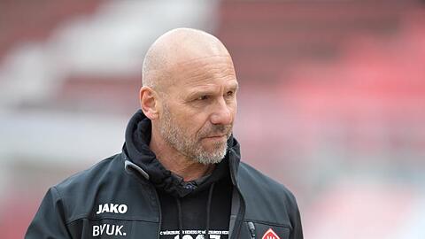 Der Würzburger Trainer Bernhard Trares verlässt den Platz.