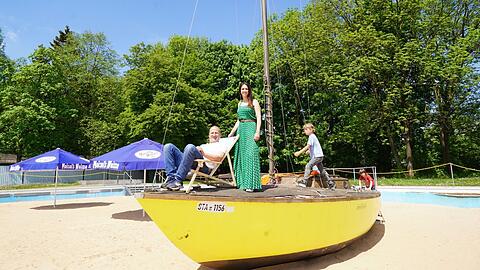 In See stechen geht zwar nicht auf dem Sandplatz im Schwimmbecken. Zum Gemütlichmachen und als Deko taugt das gelbe Segelboot natürlich schon. Jedenfalls turnen Zwischennutzungs-Profi Michi Kern und SWM-Bäderchefin Nicole Gargitter schon mal fröhlich fürs AZ-Foto darauf herum.