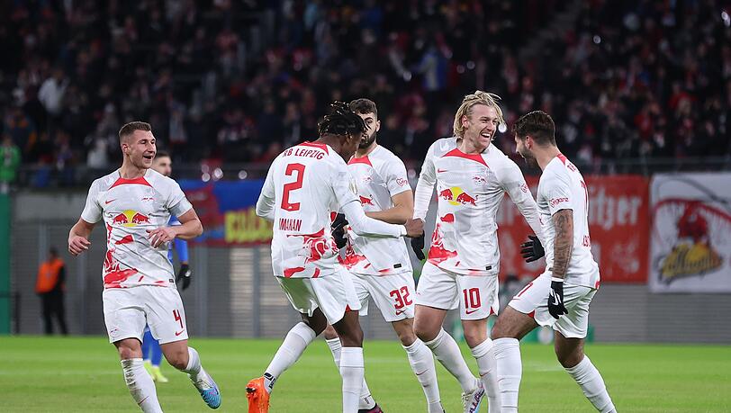 Emil Forsberg (2.v.r) jubelt über sein Tor zum 1:0 für RB Leipzig mit seinen Teamkameraden.