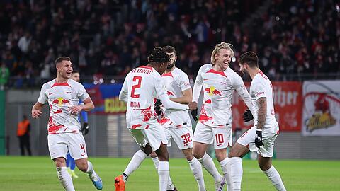 Emil Forsberg (2.v.r) jubelt über sein Tor zum 1:0 für RB Leipzig mit seinen Teamkameraden.