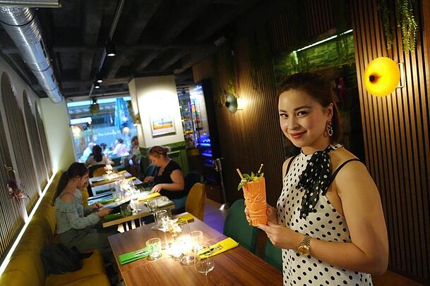Wirtin Mai Duong mit einem Mai Tai in der Hand: Der darf auf der Karte natürlich nicht fehlen. Wirtin Mai Duong mit einem Mai Tai in der Hand: Der darf auf der Karte natürlich nicht fehlen.