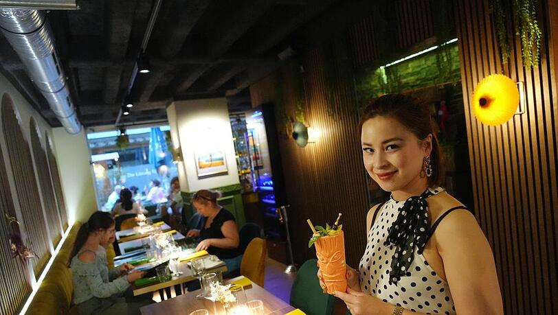 Wirtin Mai Duong mit einem Mai Tai in der Hand: Der darf auf der Karte natürlich nicht fehlen. Wirtin Mai Duong mit einem Mai Tai in der Hand: Der darf auf der Karte natürlich nicht fehlen.