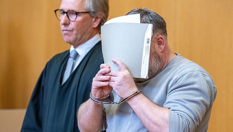 Der 45 Jahre Angeklagte verbirgt im Gerichtssaal sein Gesicht.