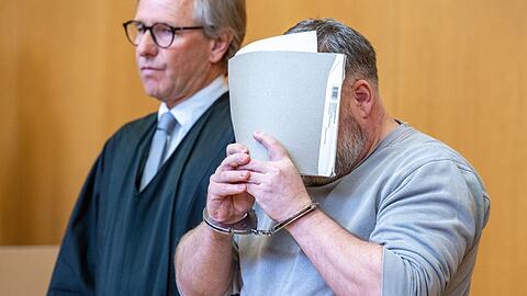 Der 45 Jahre Angeklagte verbirgt im Gerichtssaal sein Gesicht.
