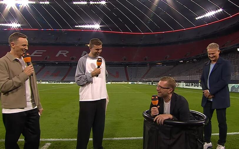 Zum Ausstand des ZDF-Experten Per Mertesacker (Dritter von links) erwartete ihn eine besondere &Uuml;berraschung.
