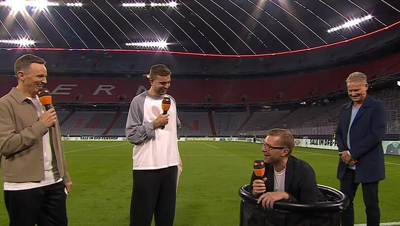 Zum Ausstand des ZDF-Experten Per Mertesacker (Dritter von links) erwartete ihn eine besondere &Uuml;berraschung.