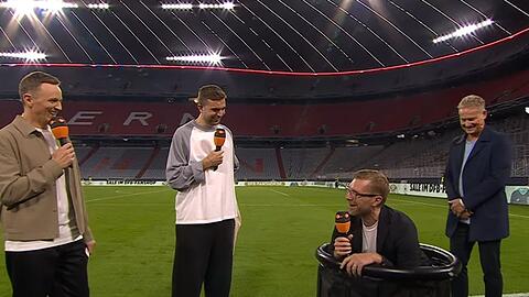 Zum Ausstand des ZDF-Experten Per Mertesacker (Dritter von links) erwartete ihn eine besondere &Uuml;berraschung.