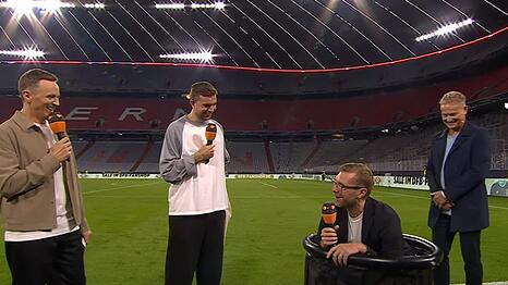 Zum Ausstand des ZDF-Experten Per Mertesacker (Dritter von links) erwartete ihn eine besondere &Uuml;berraschung.