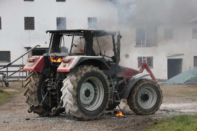 Brand eines Traktors in Etzham bei Heldenstein im LKR Mühldorf - Die Bilder