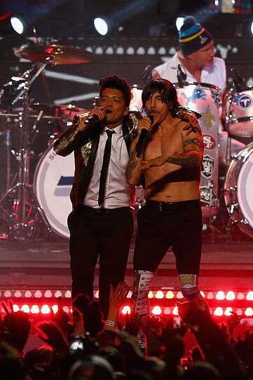 In der legendären Pepsi-Halbzeitshow standen Bruno Mars und die Red Hot Chili Peppers auf der Bühne!