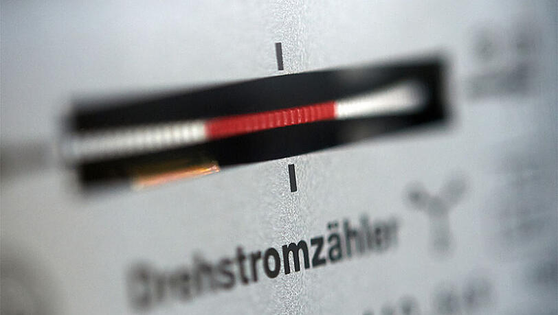 Erstmals seit 14 Jahren sinken im neuen Jahr die Strompreise, jedoch ist der Umfang der Nachlässe nur äußerst gering. Erstmals seit 14 Jahren sinken im neuen Jahr die Strompreise, jedoch ist der Umfang der Nachlässe nur äußerst gering.