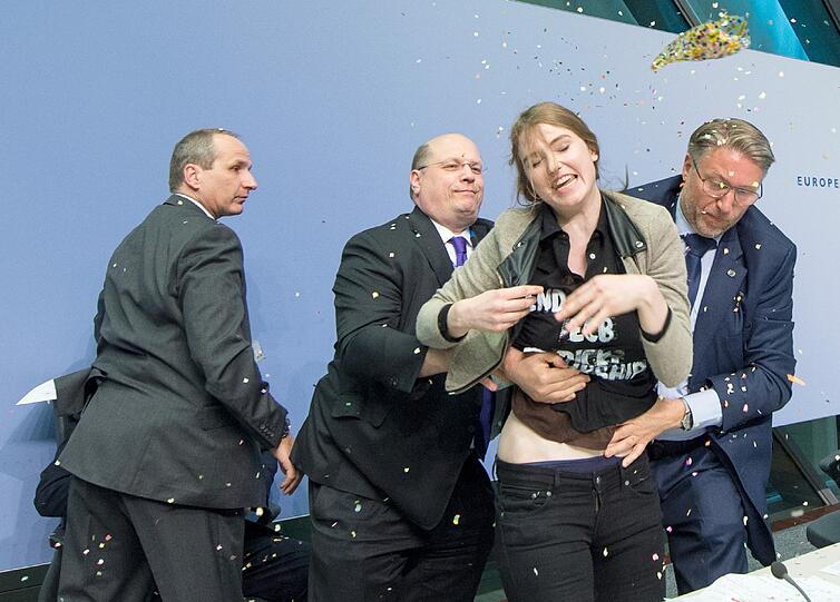 Zwischenfall bei der EZB: Draghi muss eine PK unterbrechen, weil eine Femen-Aktivistin die Konferenz stört.