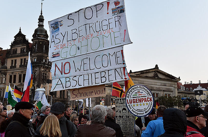 Mehrere tausend Pegida Anhänger demonstrieren am 12.10.2015 in Dresden auf dem Theaterplatz.