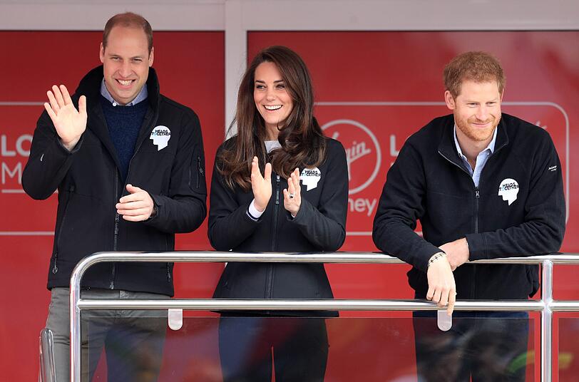Prinz William, seine Frau, Herzogin Kate, und Prinz Harry verfolgen als Besucher den Start.