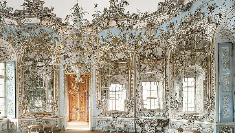 Ein Gesamtkunstwerk in Weiß, Blau und Silber ist die ab 1734 errichtete Amalienburg im Nymphenburger Schlosspark. Hier der Spiegelsaal.