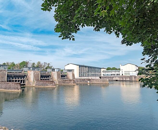 Hier wird Strom gemacht,18 Megawatt in der Stunde. Ein durchschnittlicher Zwei-Personen-Haushalt verbraucht jährlich rund 3,5 Megawatt.