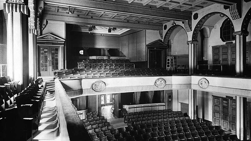 Das undatierte Handout zeigt eine historische Innenansicht des Filmtheaters, mit prächtig verzierten Wänden.