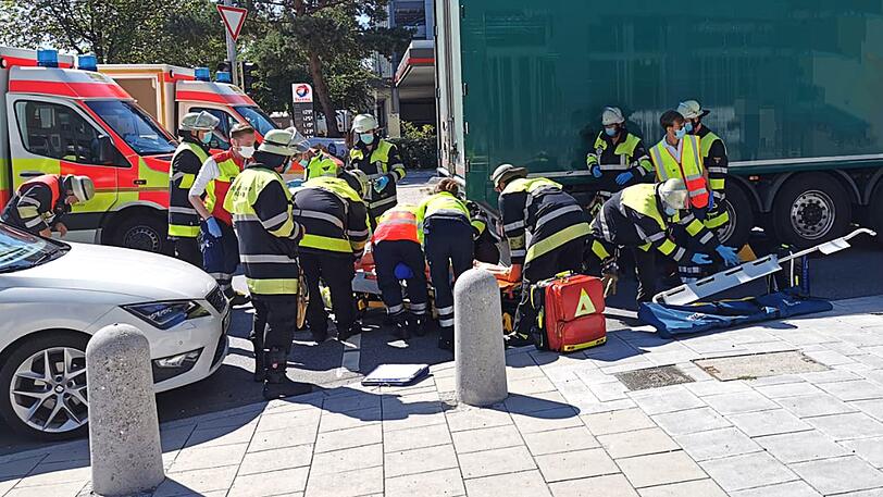 Da die Frau frei unter dem Lastwagen lag, konnten die Rettungskräfte sie mit Hilfe einer sogenannten Schaufeltrage hervorholen.