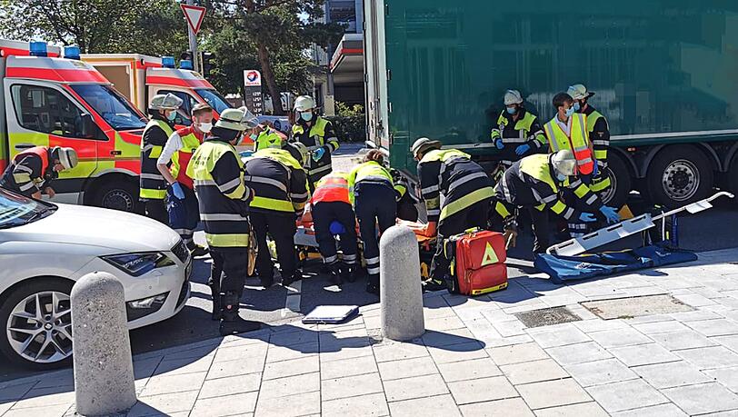 Da die Frau frei unter dem Lastwagen lag, konnten die Rettungskräfte sie mit Hilfe einer sogenannten Schaufeltrage hervorholen. Da die Frau frei unter dem Lastwagen lag, konnten die Rettungskräfte sie mit Hilfe einer sogenannten Schaufeltrage hervorholen.