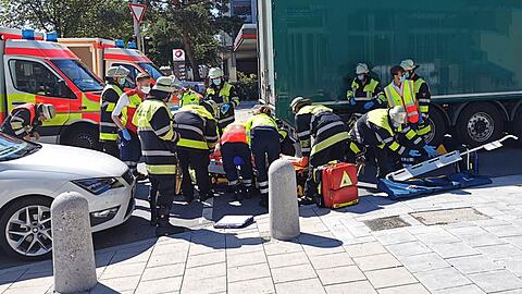 Da die Frau frei unter dem Lastwagen lag, konnten die Rettungskräfte sie mit Hilfe einer sogenannten Schaufeltrage hervorholen.