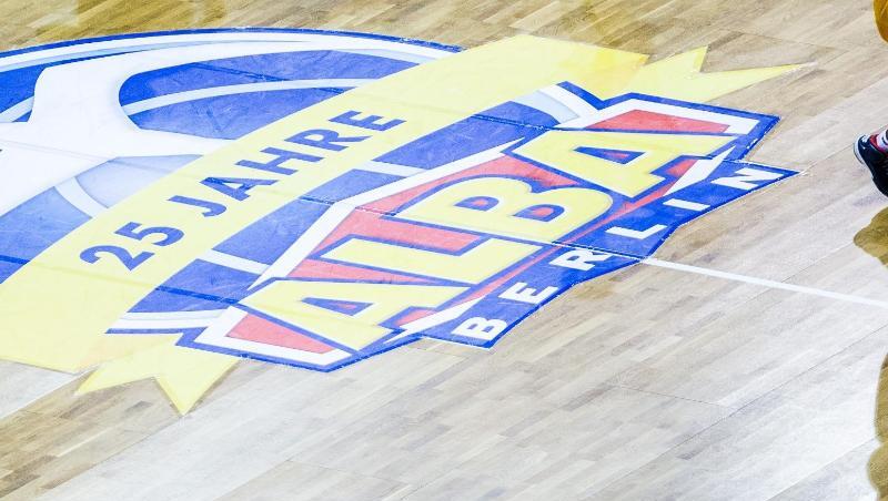 Ein Spieler von Alba Berlin läuft am Logo des Vereins vorbei. Foto: Lukas Schulze/Archivbild Ein Spieler von Alba Berlin läuft am Logo des Vereins vorbei. Foto: Lukas Schulze/Archivbild