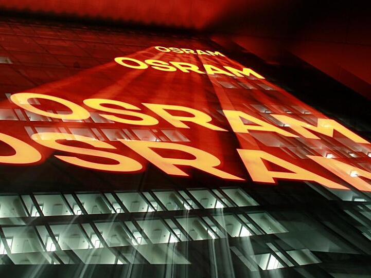 Die Nachtaufnahme mit Zoomeffekt zeigt die Zentrale der Firma Osram. Foto: Rene Ruprecht/dpa/Archivbild