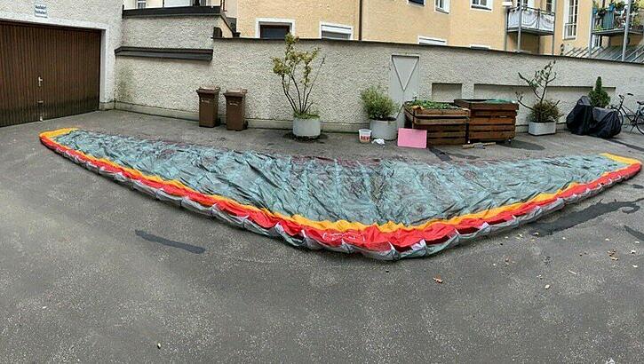 Recherchen auf Internetplattformen brachten die Ermittler der Münchner Bundespolizei auf den Verbleib des verschwundenen Gleitschirms.