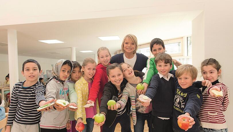 Uschi Glas bei einem Besuch - vor Corona - in einer Schule in Haidhausen. Seit März 2020 durfte sie wie alle Schulfremden keine Schule mehr betreten
