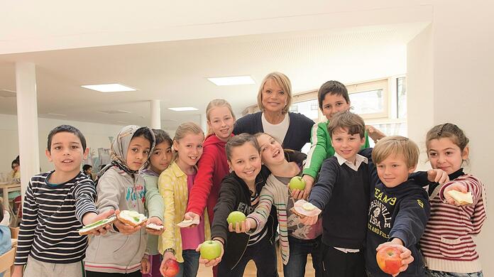 Uschi Glas bei einem Besuch - vor Corona - in einer Schule in Haidhausen. Seit März 2020 durfte sie wie alle Schulfremden keine Schule mehr betreten