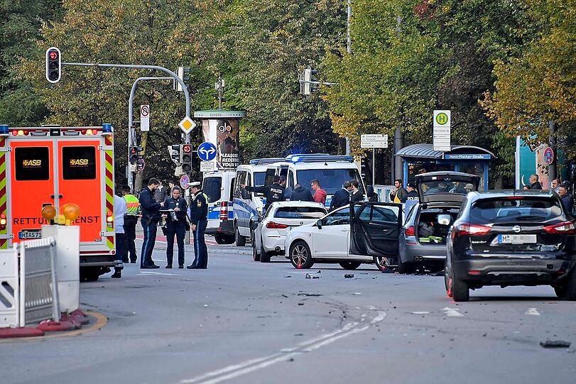Bei einem Autounfall oberhalb der Theresienwiese kollidierte ein BMW mit mehreren Autos und einem Motorroller. Fünf Personen wurden verletzt.