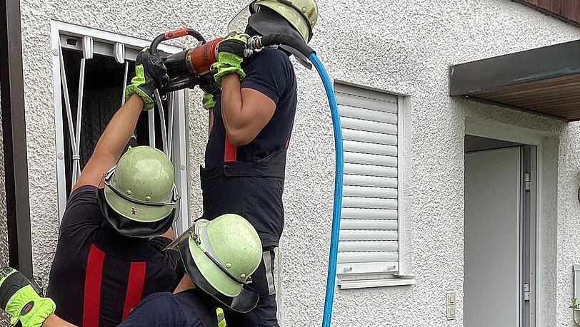 Um möglichst schnell in das gut gesicherte Gebäude zu gelangen, nutzten die Feuerwehrleute hydraulisches Schneidgerät.