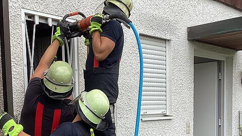 Um möglichst schnell in das gut gesicherte Gebäude zu gelangen, nutzten die Feuerwehrleute hydraulisches Schneidgerät.