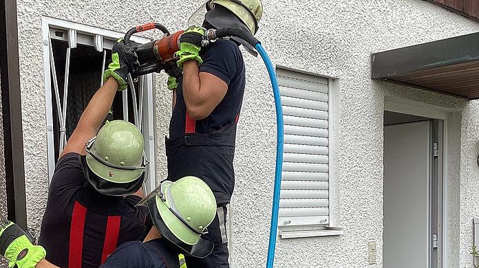Um möglichst schnell in das gut gesicherte Gebäude zu gelangen, nutzten die Feuerwehrleute hydraulisches Schneidgerät.